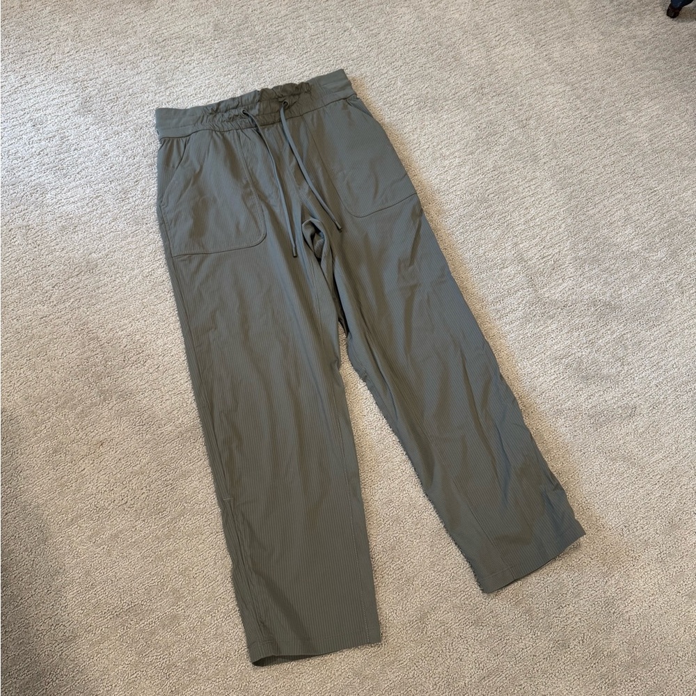 Women’s Lululemon Olive Green Casual Capris